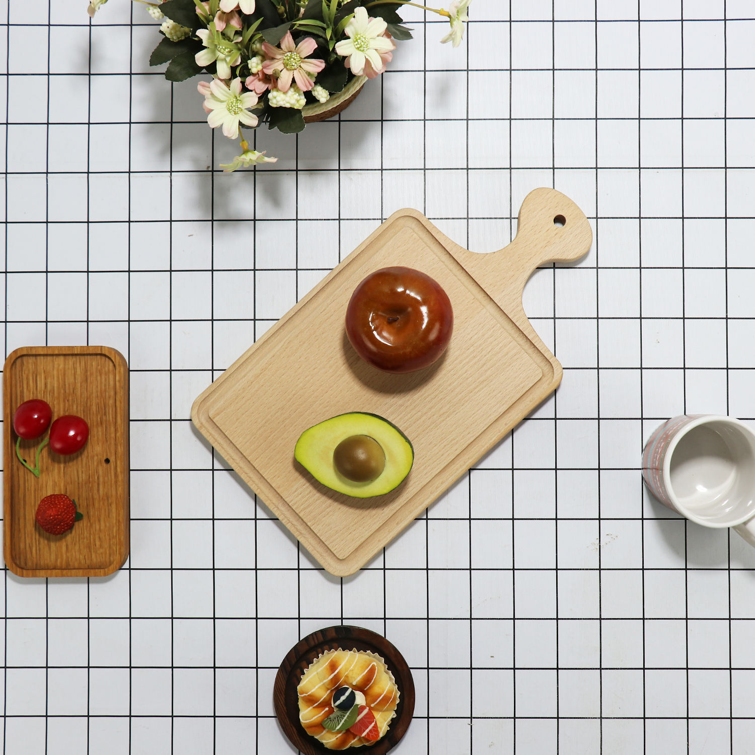 high quality natural handmade wall hanging rubber cutting board with handle